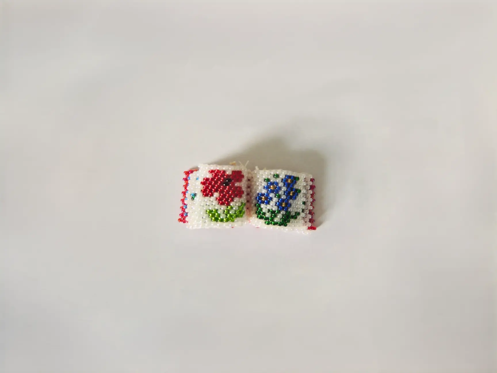 Mini-livret en perles tissé à la main avec motifs floraux.